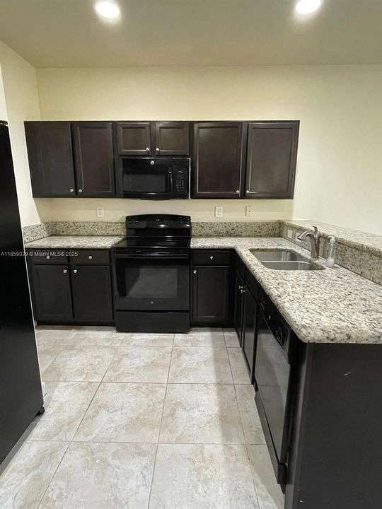 合同活跃: $3,450 (5 贝兹, 2 浴室, 2492 平方英尺)