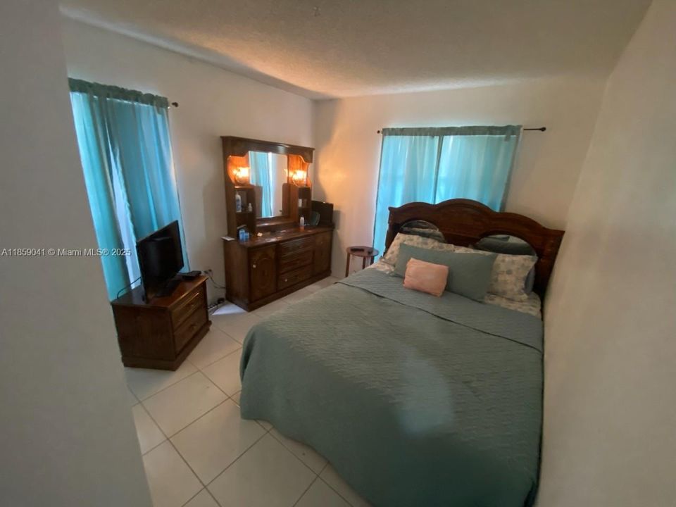 For Sale: $579,000 (4 beds, 2 baths, 1472 Square Feet)