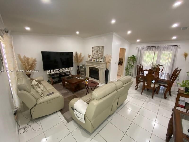 For Sale: $579,000 (4 beds, 2 baths, 1472 Square Feet)