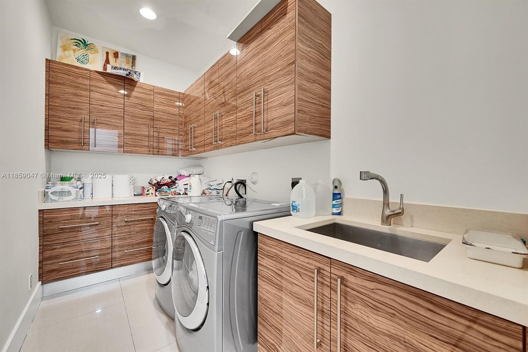 Active With Contract: $2,490,000 (5 beds, 5 baths, 4380 Square Feet)