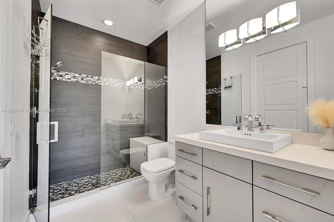 Active With Contract: $2,490,000 (5 beds, 5 baths, 4380 Square Feet)