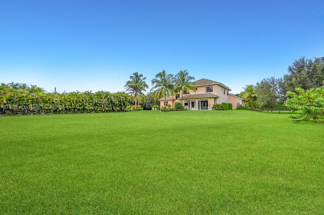 Active With Contract: $2,490,000 (5 beds, 5 baths, 4380 Square Feet)