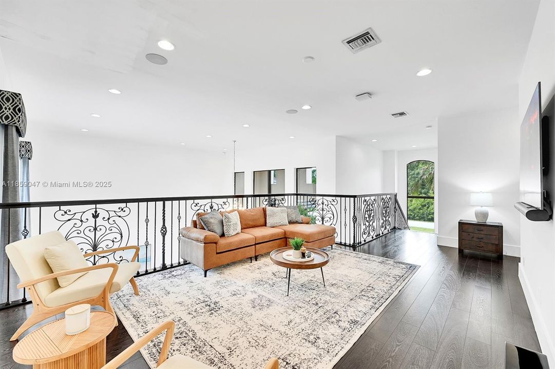 Active With Contract: $2,490,000 (5 beds, 5 baths, 4380 Square Feet)