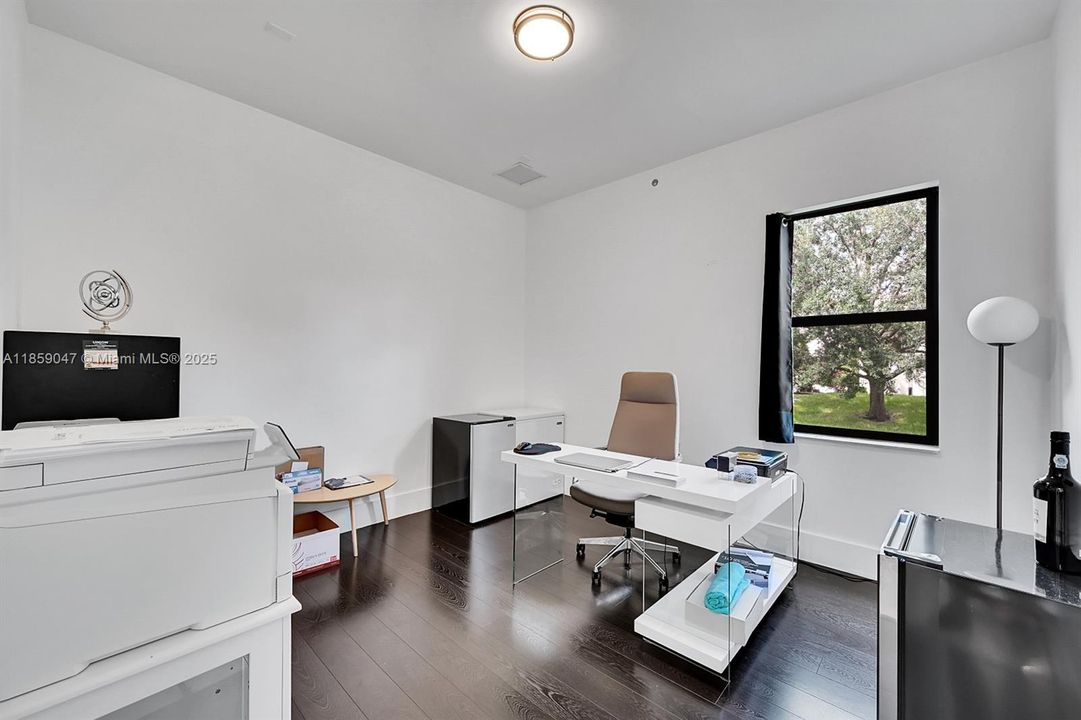 Active With Contract: $2,490,000 (5 beds, 5 baths, 4380 Square Feet)