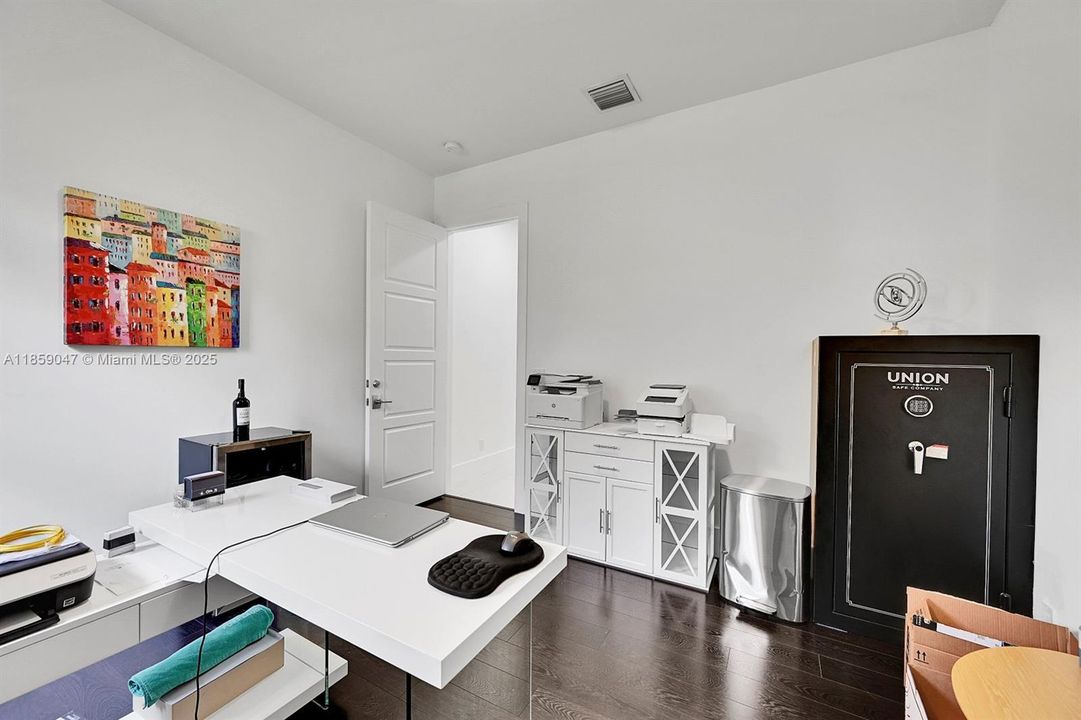 Active With Contract: $2,490,000 (5 beds, 5 baths, 4380 Square Feet)