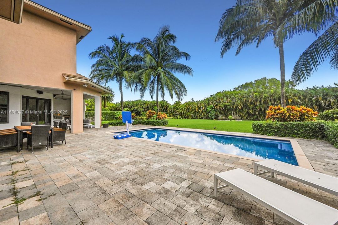 Active With Contract: $2,490,000 (5 beds, 5 baths, 4380 Square Feet)