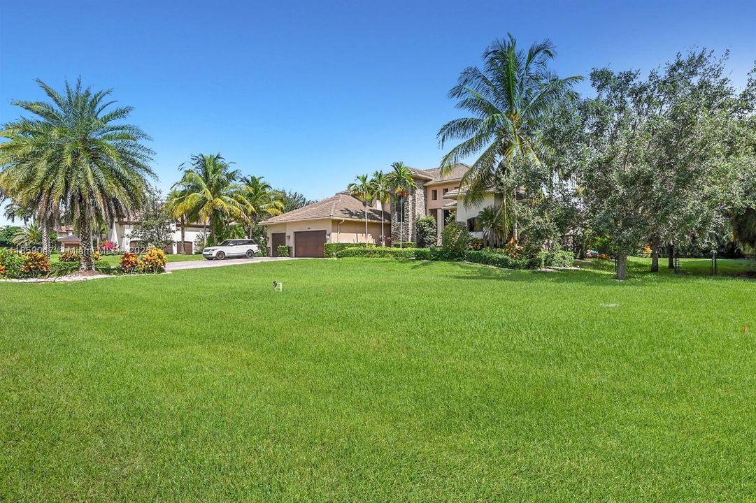 Active With Contract: $2,490,000 (5 beds, 5 baths, 4380 Square Feet)