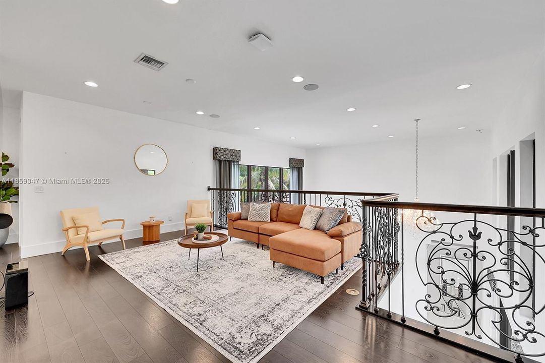 Active With Contract: $2,490,000 (5 beds, 5 baths, 4380 Square Feet)