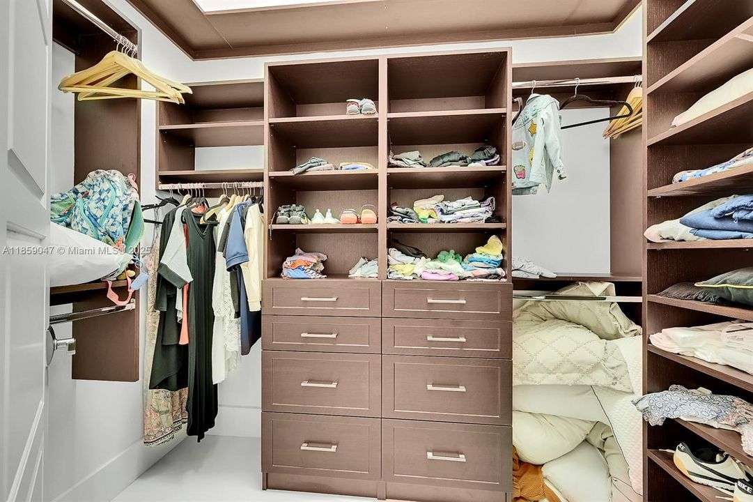 Active With Contract: $2,490,000 (5 beds, 5 baths, 4380 Square Feet)