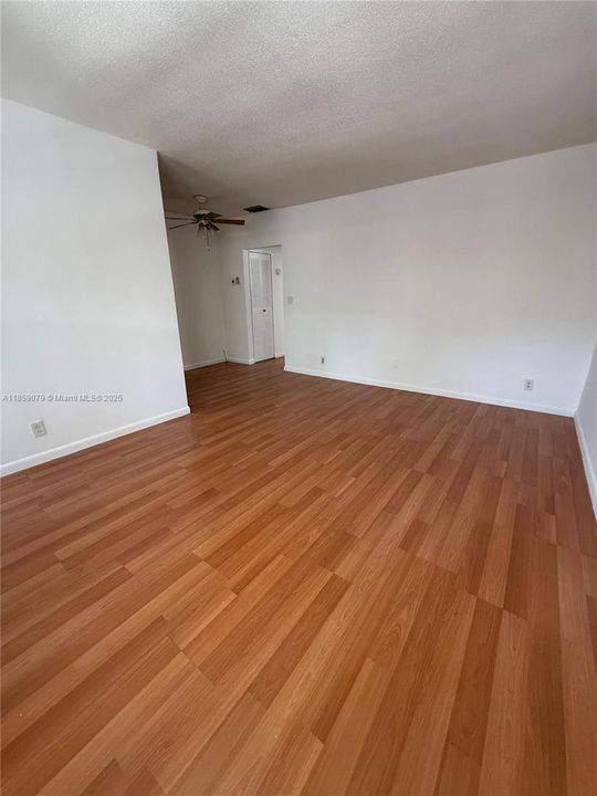 Под контрактом: $1,370 (1 спален, 1 ванн, 572 Квадратных фут)