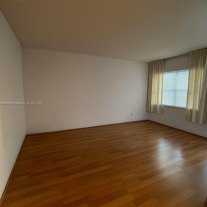 Под контрактом: $1,370 (1 спален, 1 ванн, 572 Квадратных фут)