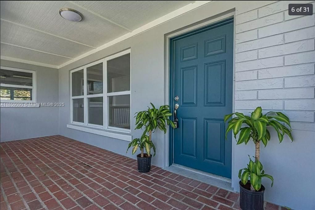 Recently Rented: $2,400 (3 beds, 2 baths, 1434 Square Feet)