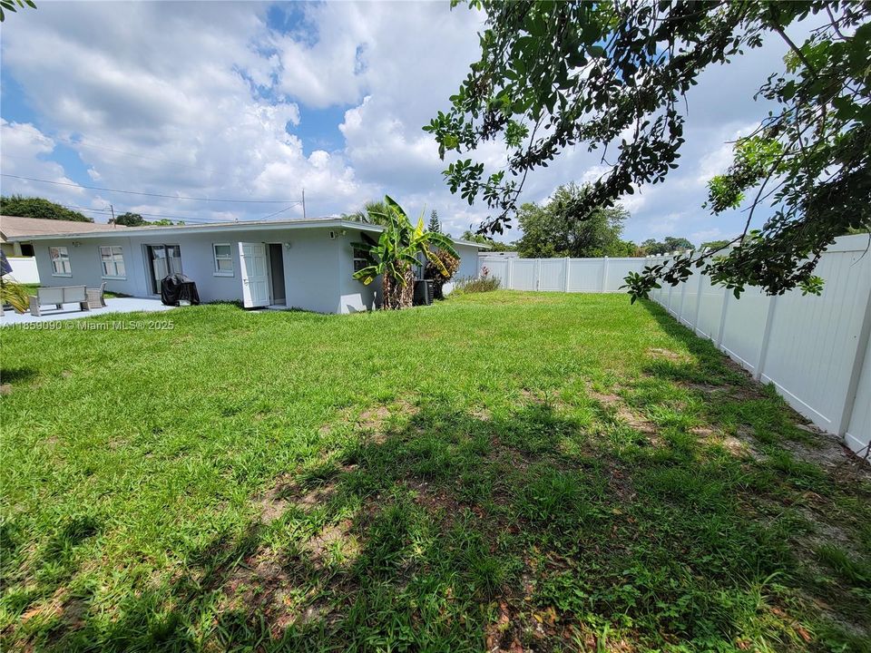 Recently Rented: $2,400 (3 beds, 2 baths, 1434 Square Feet)