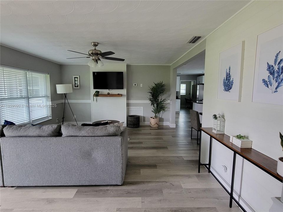 Recently Rented: $2,400 (3 beds, 2 baths, 1434 Square Feet)