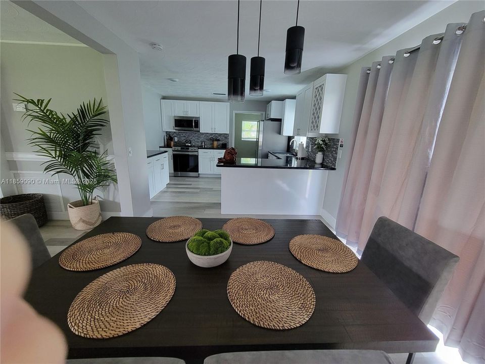 Recently Rented: $2,400 (3 beds, 2 baths, 1434 Square Feet)