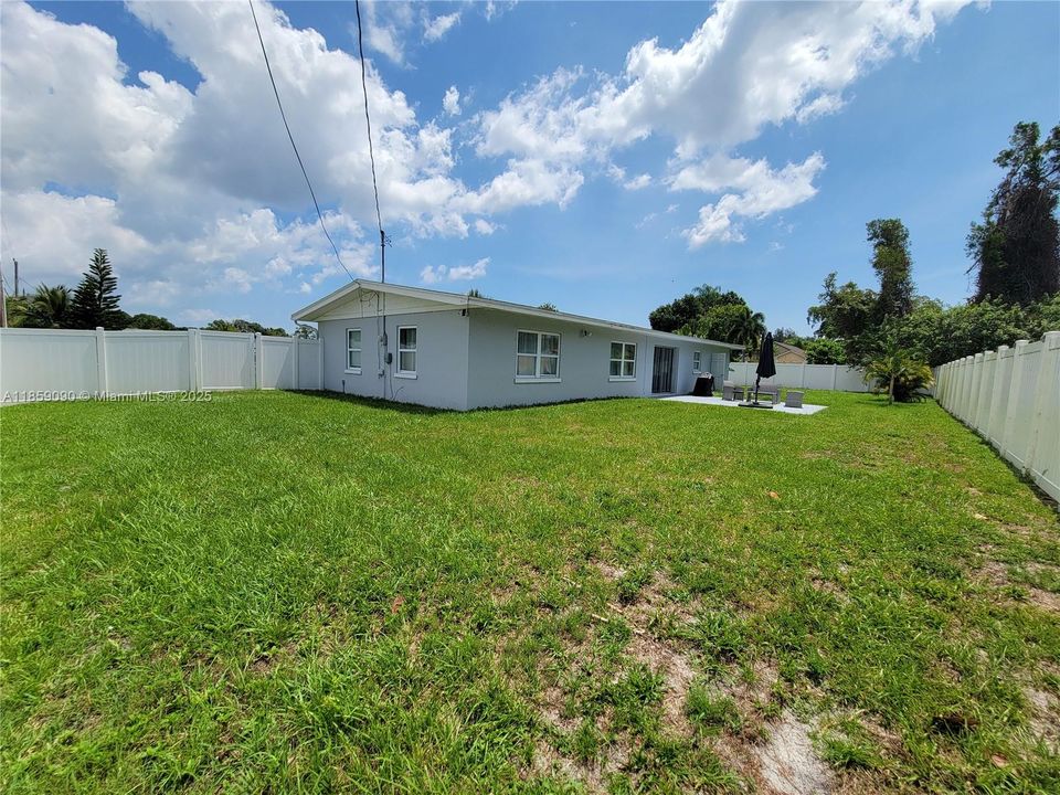 Recently Rented: $2,400 (3 beds, 2 baths, 1434 Square Feet)