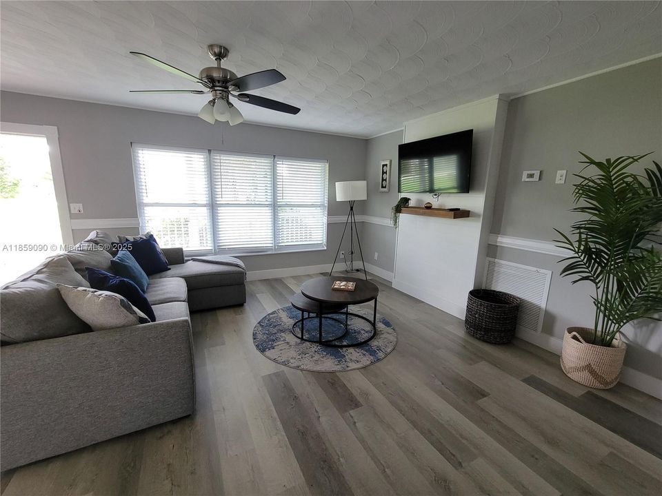 Recently Rented: $2,400 (3 beds, 2 baths, 1434 Square Feet)