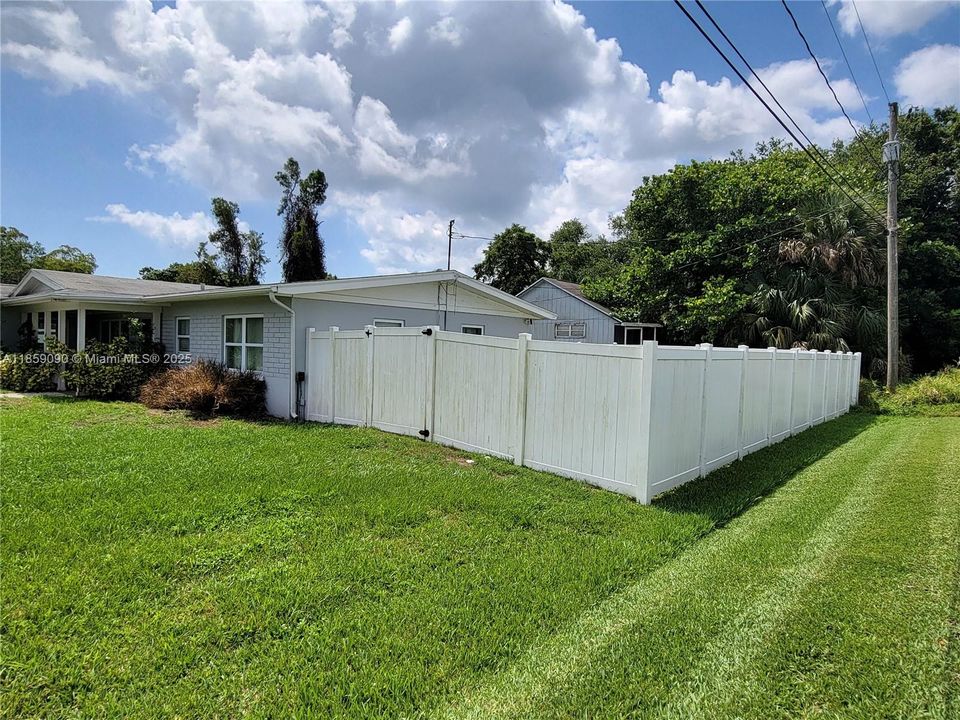 Recently Rented: $2,400 (3 beds, 2 baths, 1434 Square Feet)