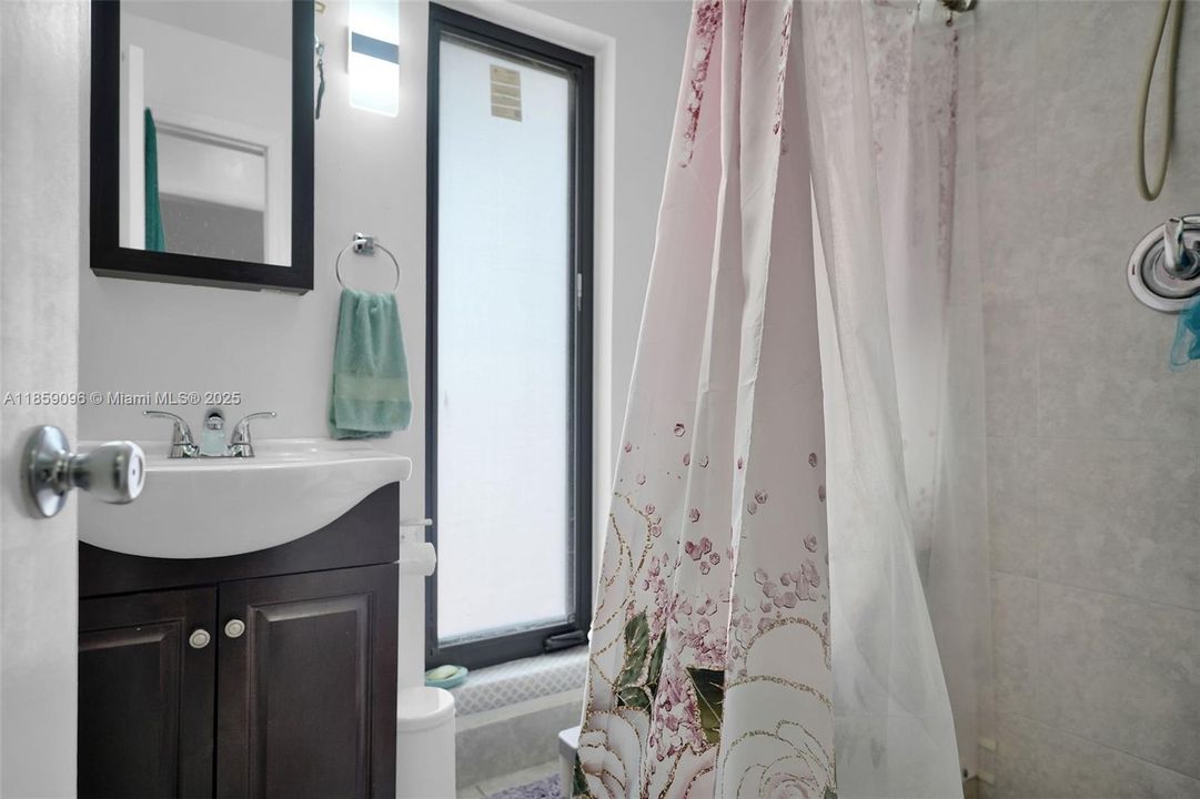 Vendido Recientemente: $690,000 (5 camas, 3 baños, 2144 Pies cuadrados)