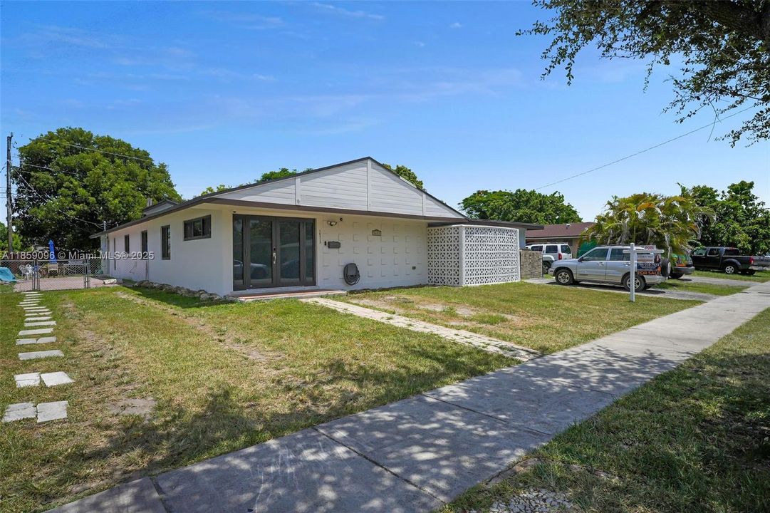 Vendido Recientemente: $690,000 (5 camas, 3 baños, 2144 Pies cuadrados)