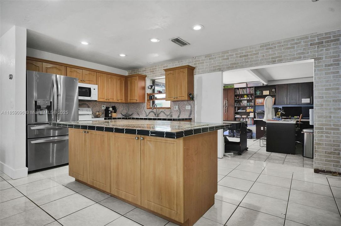 Vendido Recientemente: $690,000 (5 camas, 3 baños, 2144 Pies cuadrados)