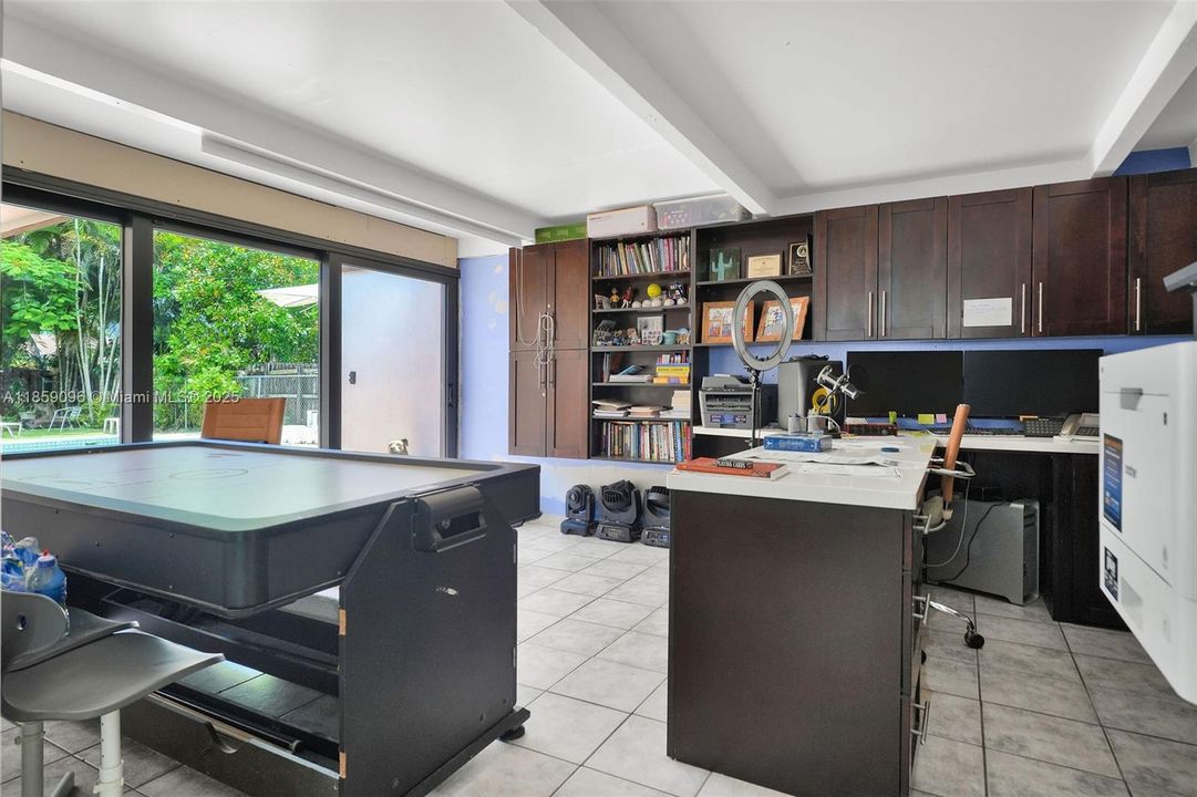 Vendido Recientemente: $690,000 (5 camas, 3 baños, 2144 Pies cuadrados)