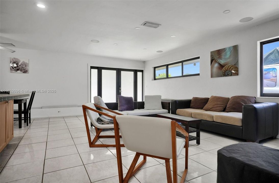 Vendido Recientemente: $690,000 (5 camas, 3 baños, 2144 Pies cuadrados)