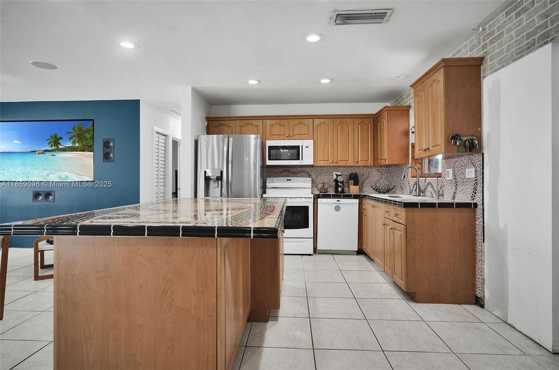 Vendido Recientemente: $690,000 (5 camas, 3 baños, 2144 Pies cuadrados)