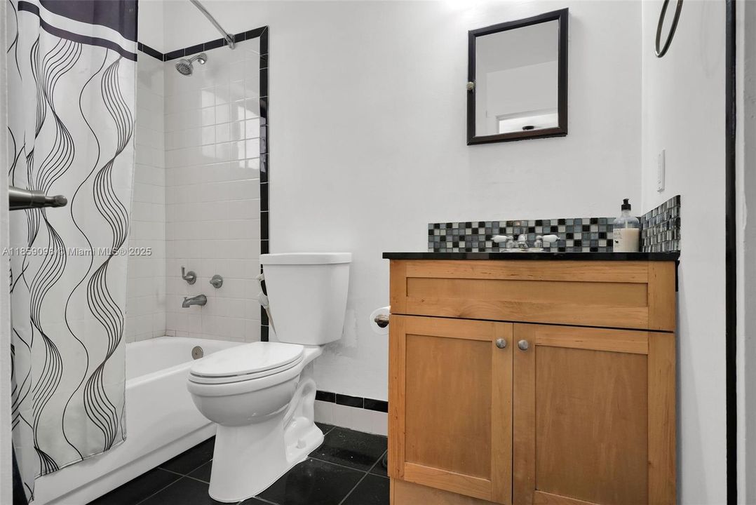 Vendido Recientemente: $690,000 (5 camas, 3 baños, 2144 Pies cuadrados)