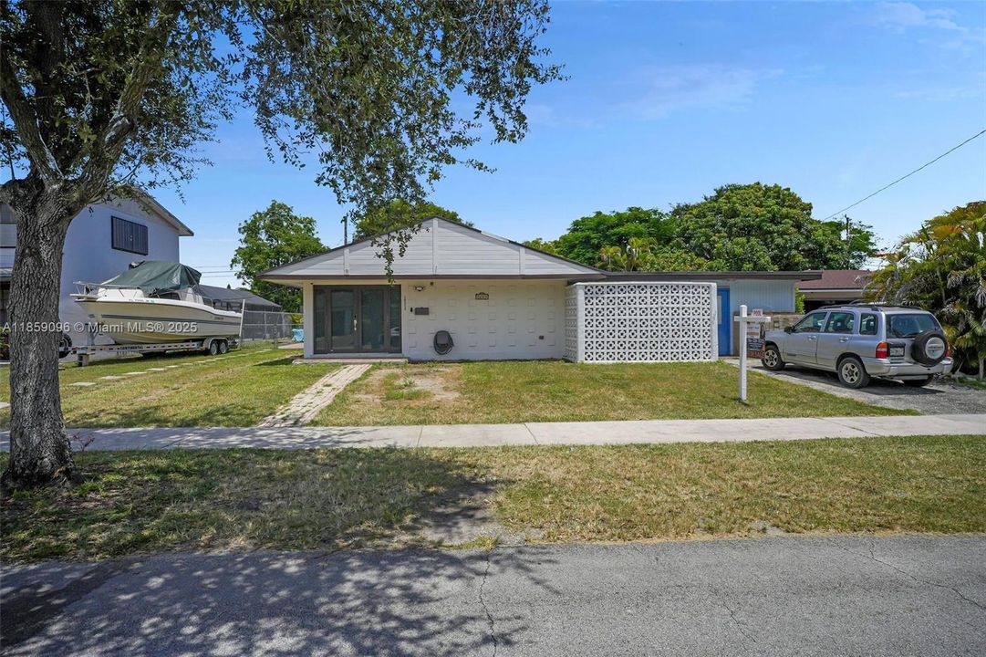 Vendido Recientemente: $690,000 (5 camas, 3 baños, 2144 Pies cuadrados)