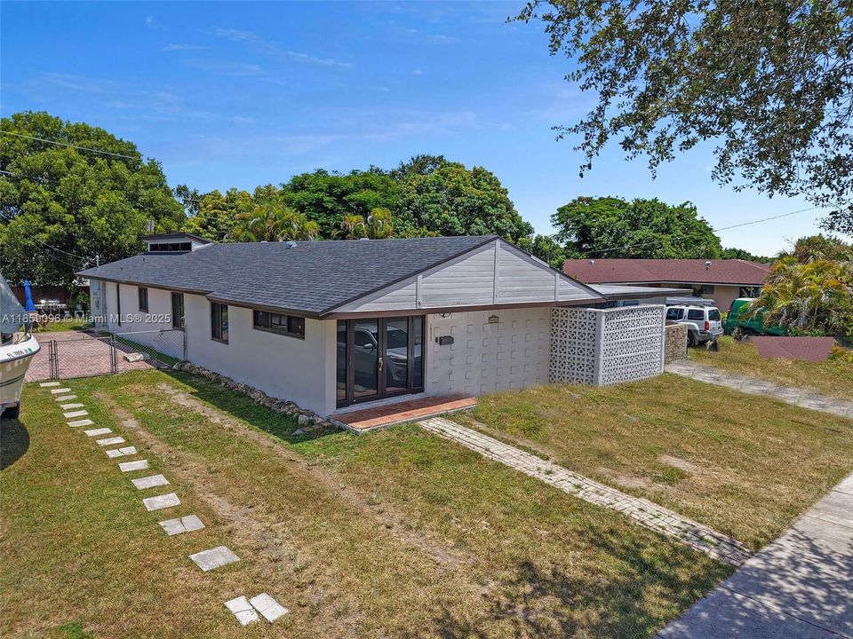 Vendido Recientemente: $690,000 (5 camas, 3 baños, 2144 Pies cuadrados)