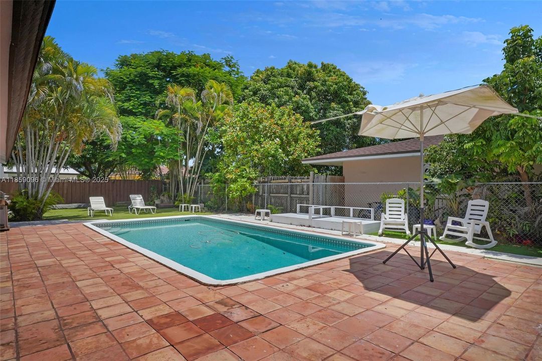 Vendido Recientemente: $690,000 (5 camas, 3 baños, 2144 Pies cuadrados)