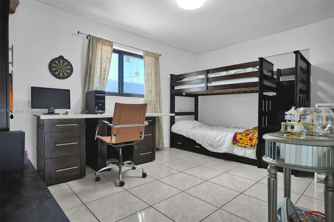 Vendido Recientemente: $690,000 (5 camas, 3 baños, 2144 Pies cuadrados)