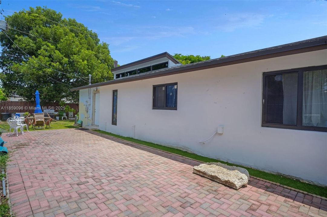 Vendido Recientemente: $690,000 (5 camas, 3 baños, 2144 Pies cuadrados)