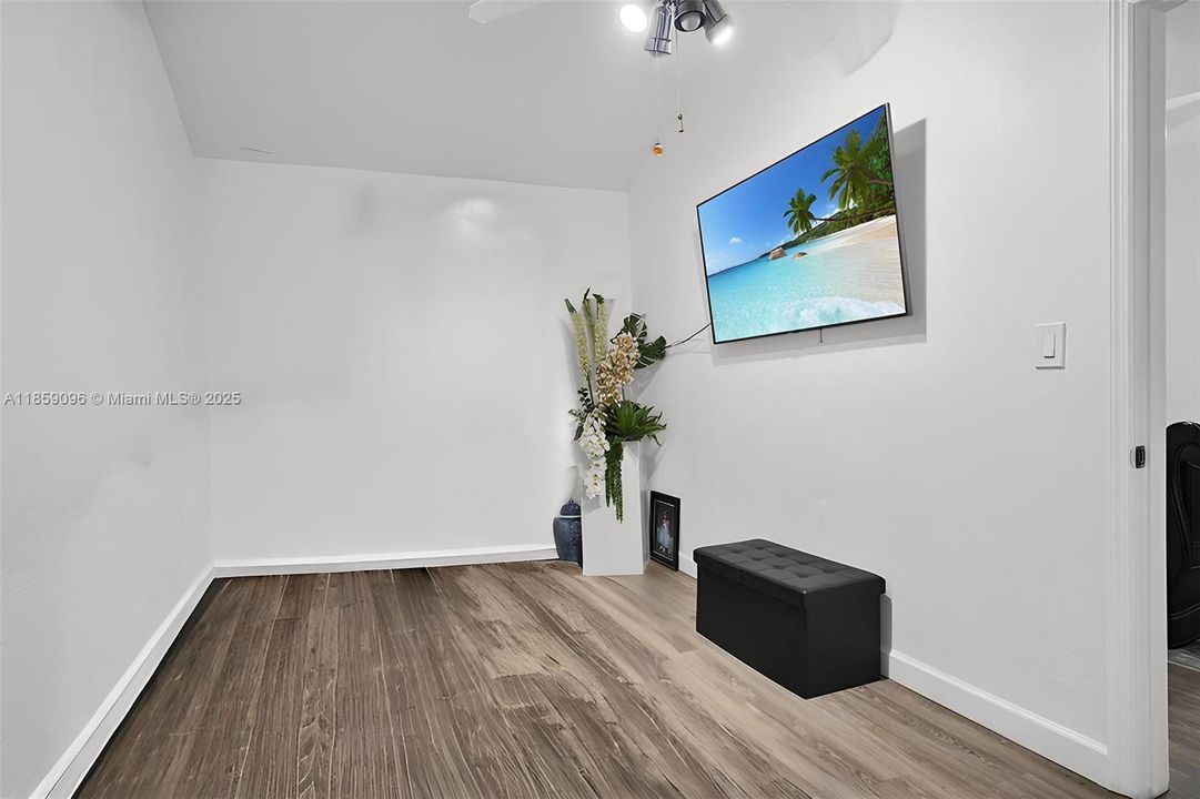 Vendido Recientemente: $690,000 (5 camas, 3 baños, 2144 Pies cuadrados)