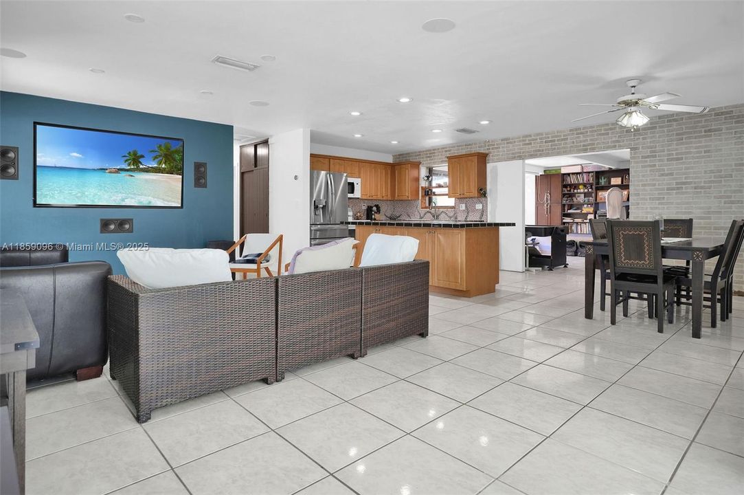 Vendido Recientemente: $690,000 (5 camas, 3 baños, 2144 Pies cuadrados)