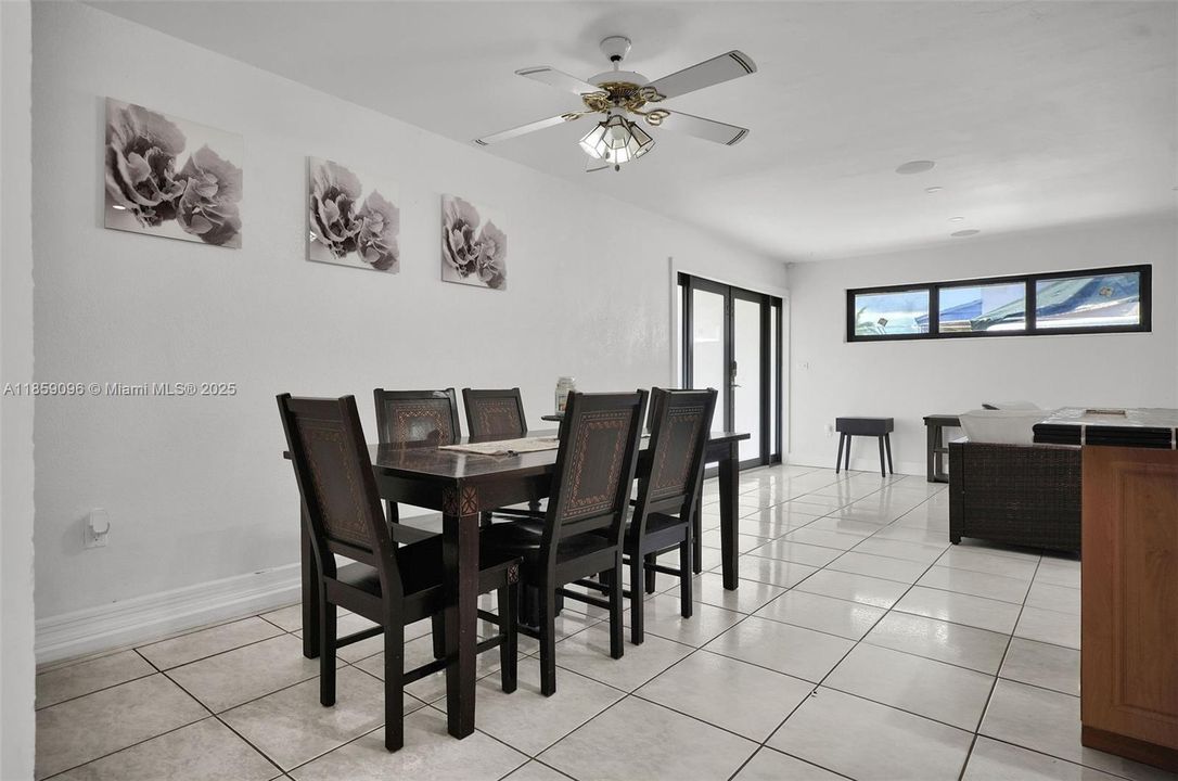 Vendido Recientemente: $690,000 (5 camas, 3 baños, 2144 Pies cuadrados)