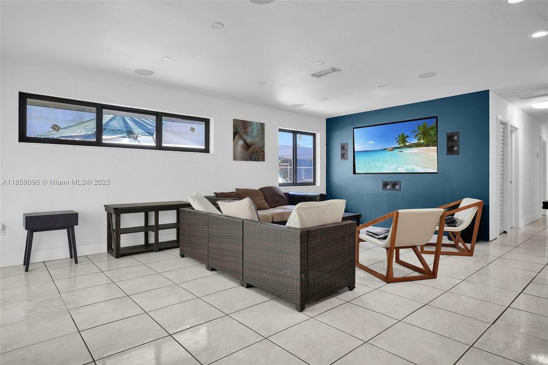 Vendido Recientemente: $690,000 (5 camas, 3 baños, 2144 Pies cuadrados)