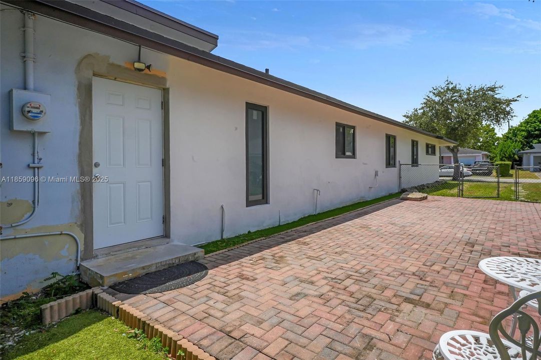 Vendido Recientemente: $690,000 (5 camas, 3 baños, 2144 Pies cuadrados)