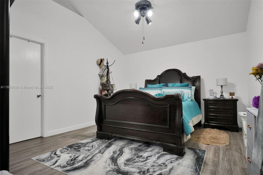 Vendido Recientemente: $690,000 (5 camas, 3 baños, 2144 Pies cuadrados)