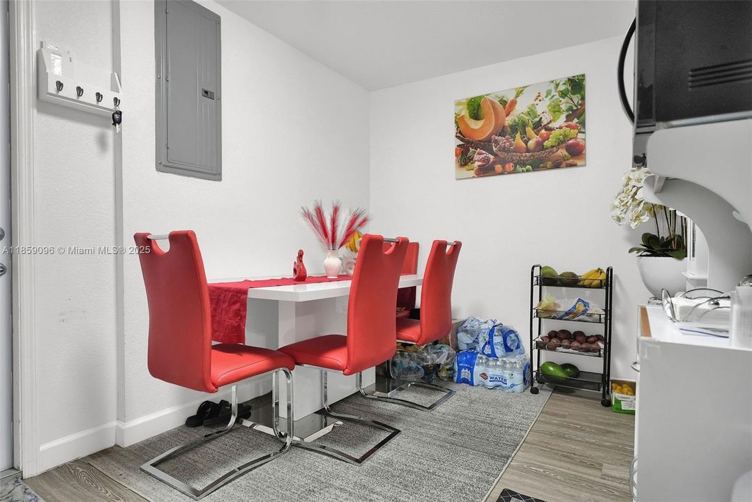 Vendido Recientemente: $690,000 (5 camas, 3 baños, 2144 Pies cuadrados)