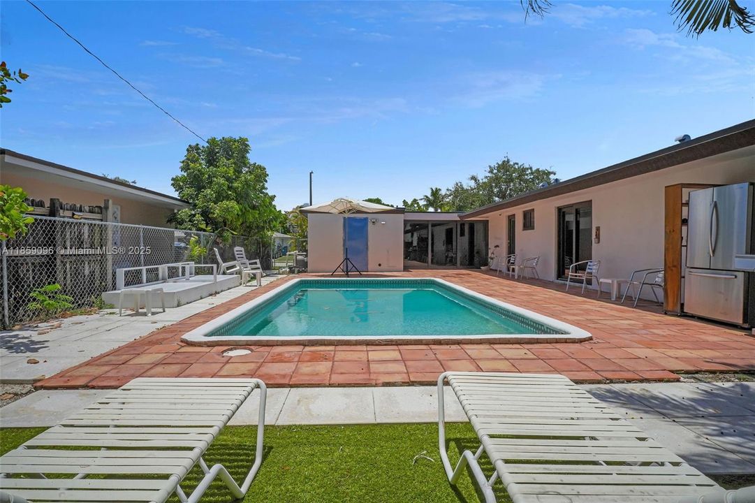 Vendido Recientemente: $690,000 (5 camas, 3 baños, 2144 Pies cuadrados)