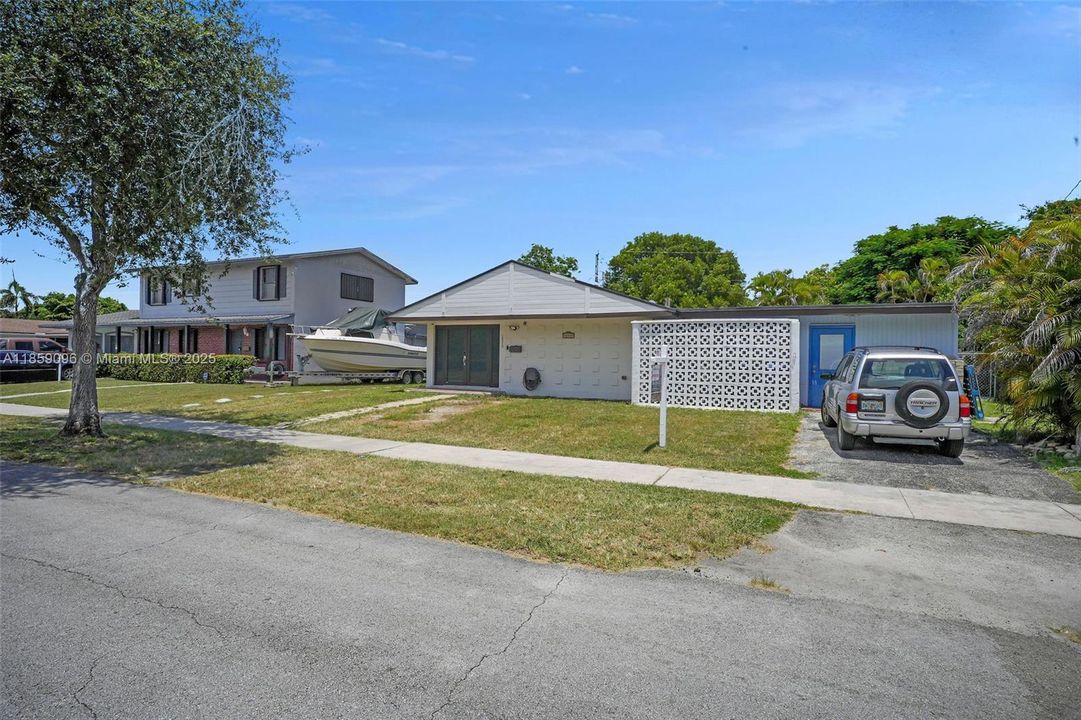 Vendido Recientemente: $690,000 (5 camas, 3 baños, 2144 Pies cuadrados)