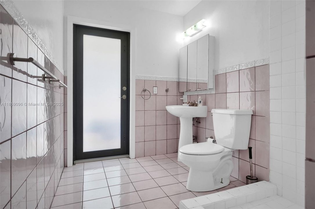 Vendido Recientemente: $690,000 (5 camas, 3 baños, 2144 Pies cuadrados)