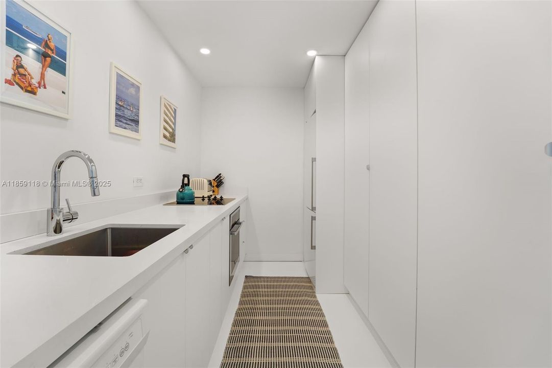 Recently Sold: $799,888 (1 beds, 1 baths, 859 Square Feet)