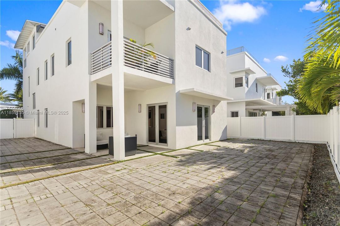 For Sale: $1,599,000 (4 beds, 4 baths, 3448 Square Feet)