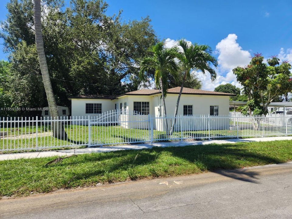 Active With Contract: $420,000 (3 beds, 2 baths, 1121 Square Feet)