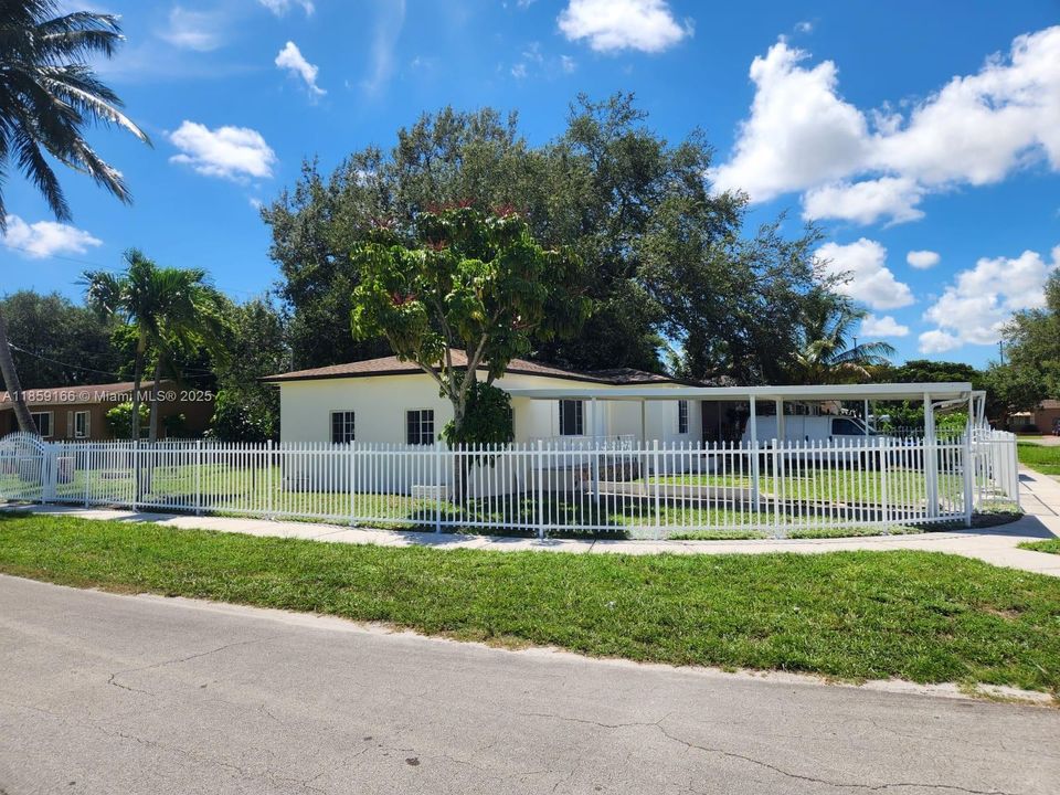 Active With Contract: $420,000 (3 beds, 2 baths, 1121 Square Feet)