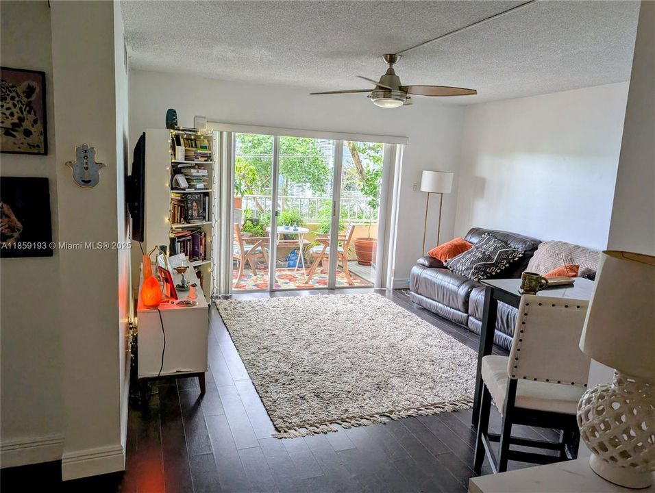 For Sale: $399,900 (1 beds, 1 baths, 616 Square Feet)