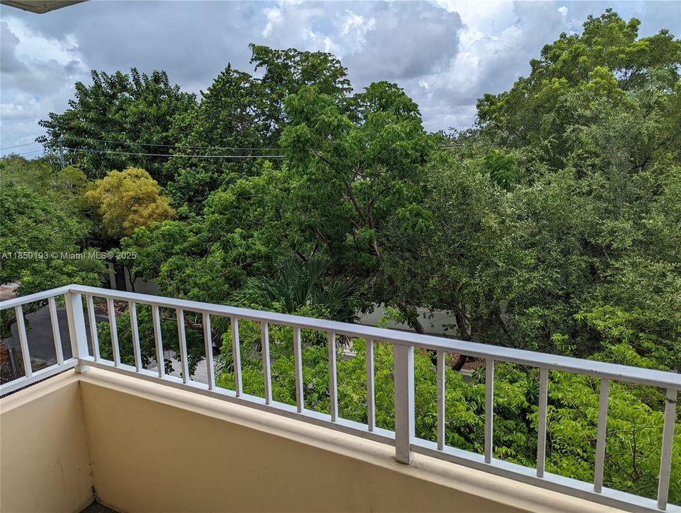 For Sale: $399,900 (1 beds, 1 baths, 616 Square Feet)